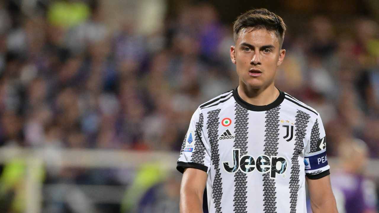 Dybala con la fascia da capitano