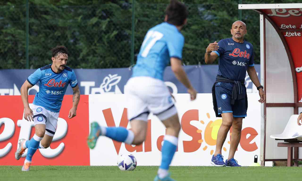 Spalletti dà indicazioni ai suoi in ritiro 