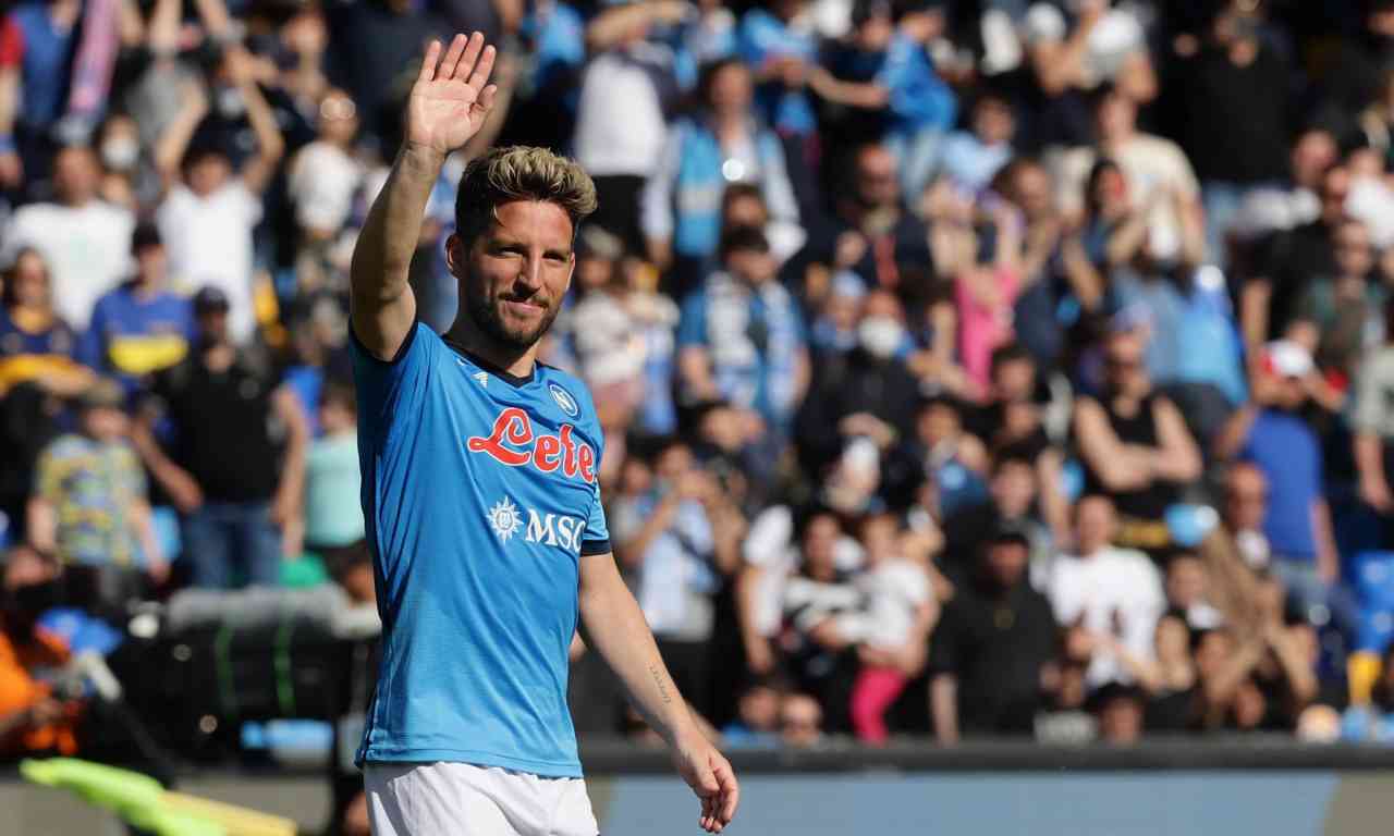 Mertens saluta i tifosi del Napoli 