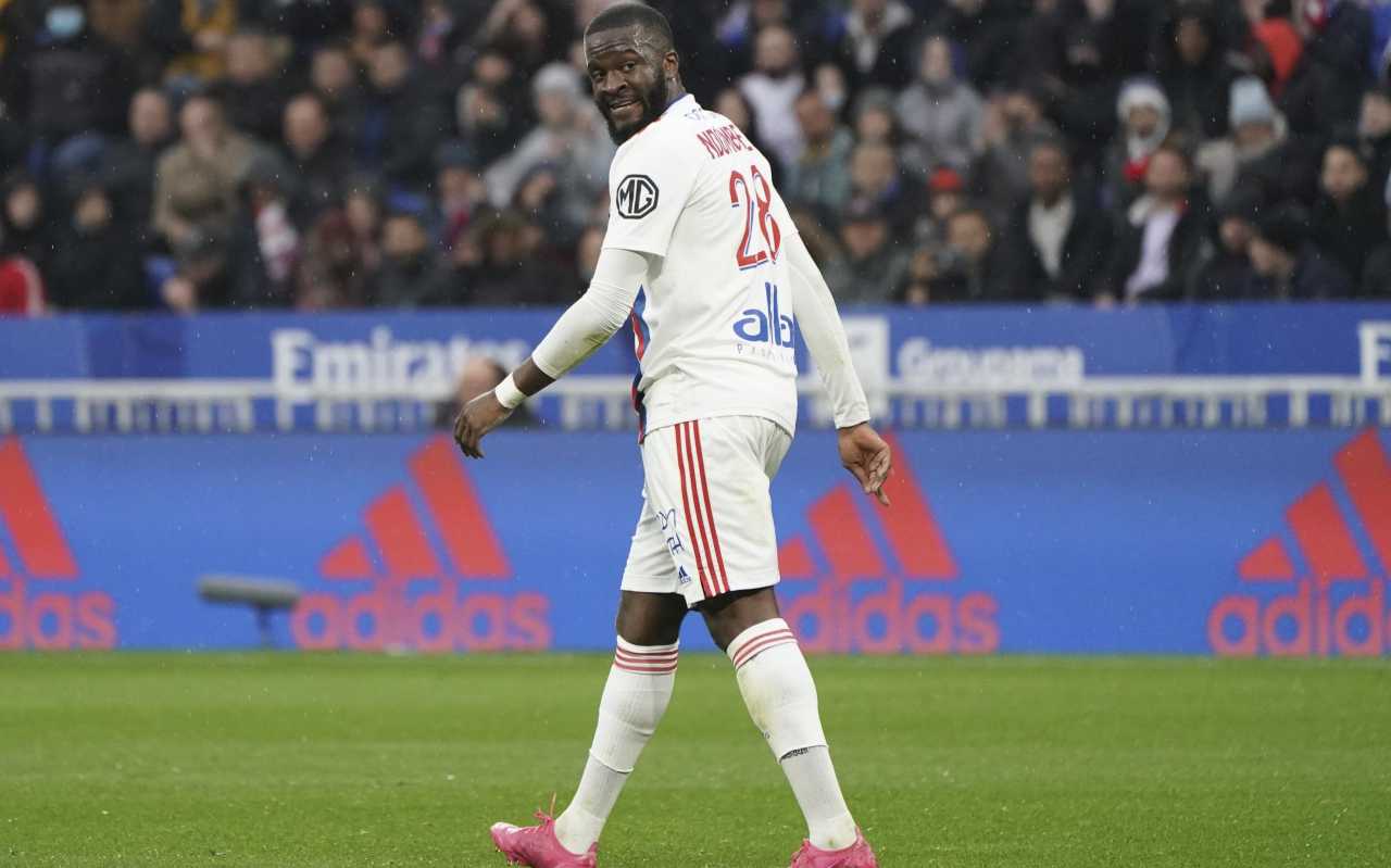 Ndombele con la maglia del Lione 