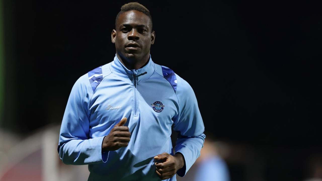 Balotelli mentre esegue gli esercizi di riscaldamento