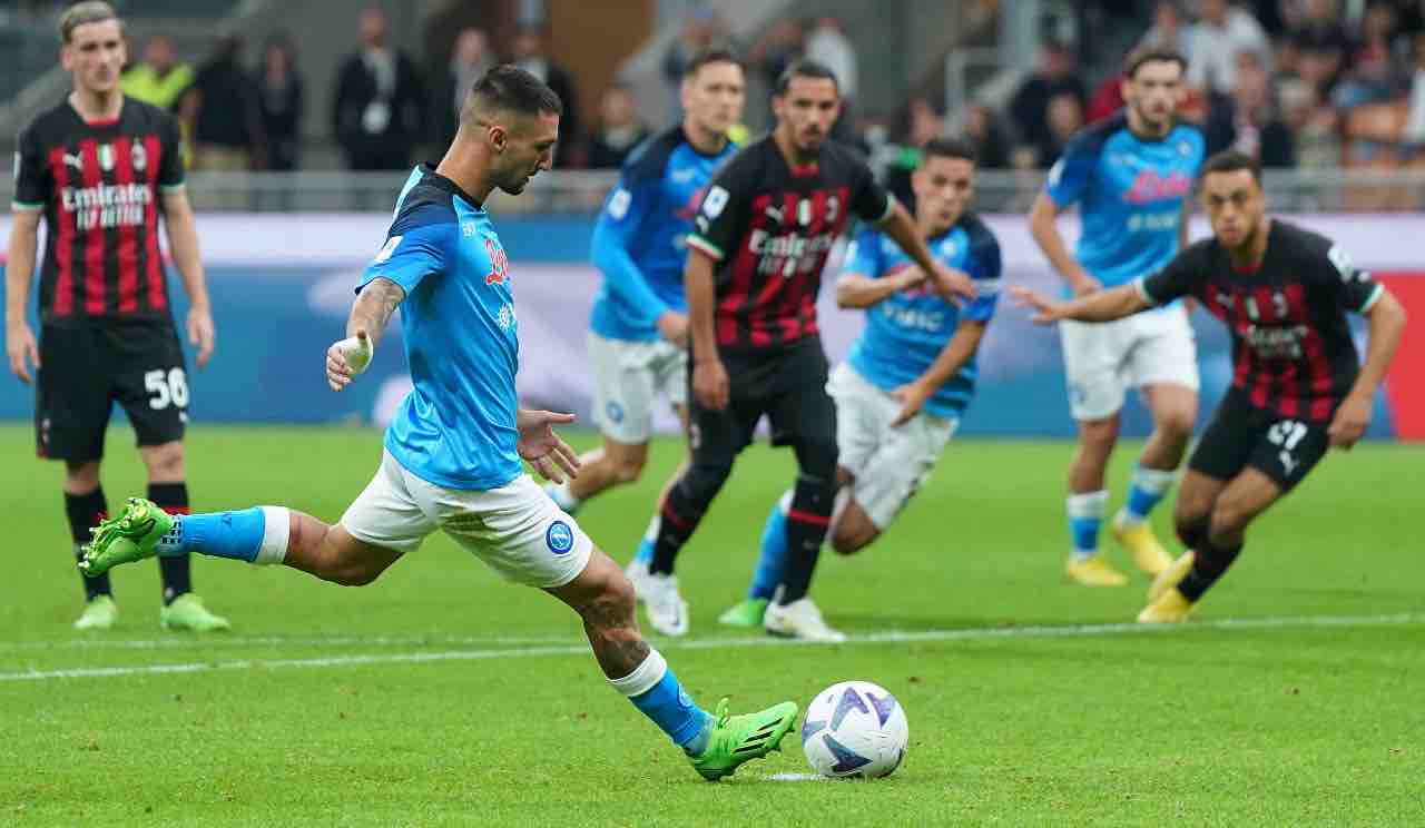 Politano calcia il pallone