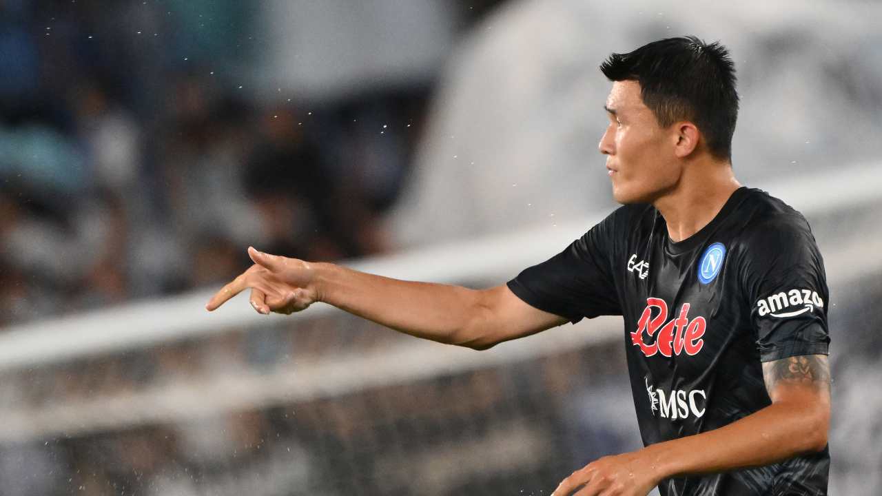 Kim fa un gesto con la mano Napoli 