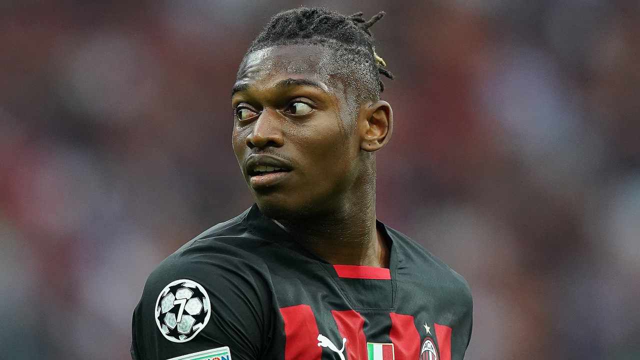 Leao guarda di lato Milan