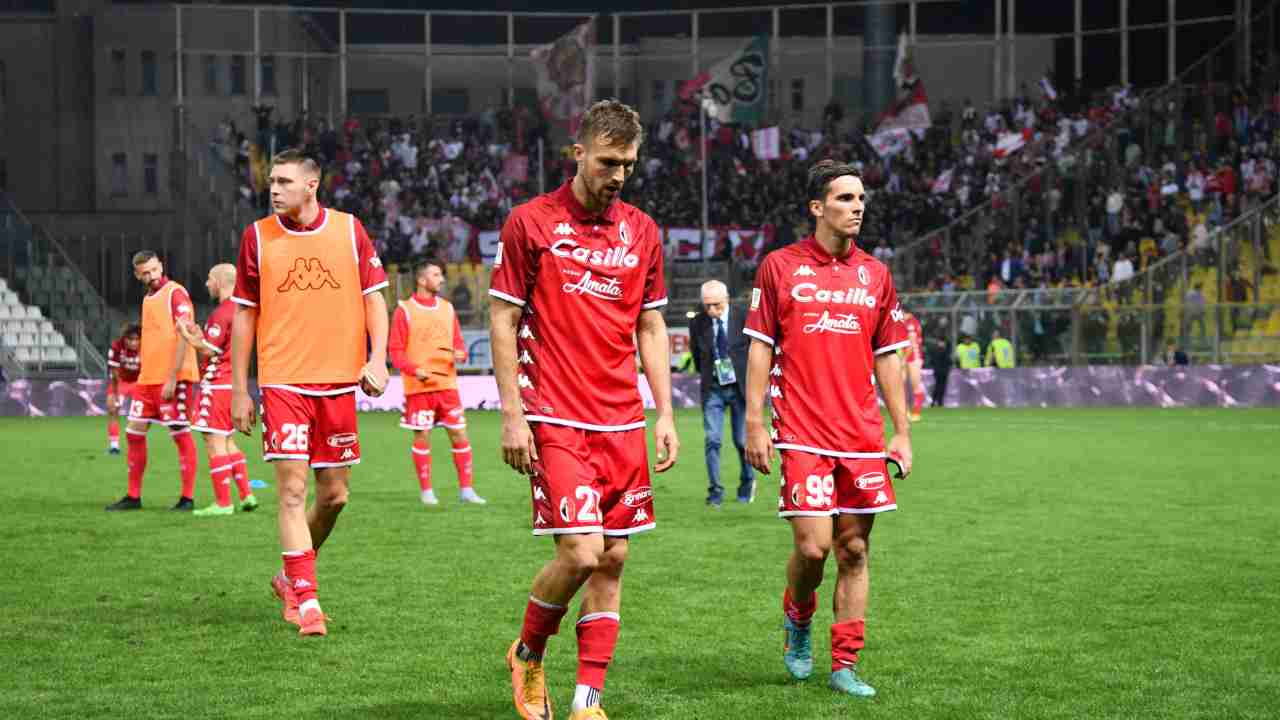 Giocatori del Bari lasciano il campo 