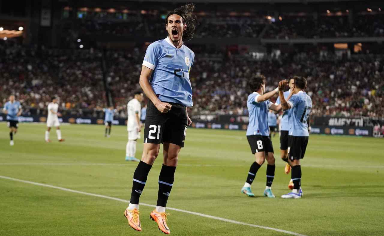 Cavani esulta con l'Uruguay 