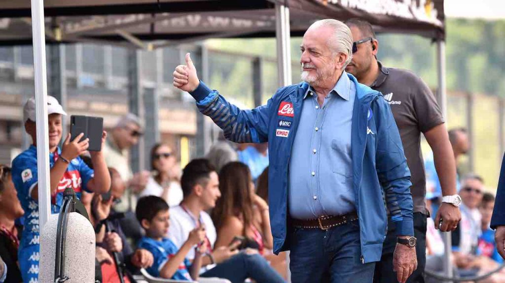 Napoli, De Laurentiis sorride