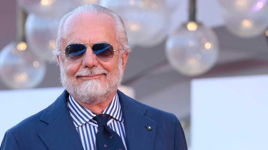 Napoli, De Laurentiis sorride