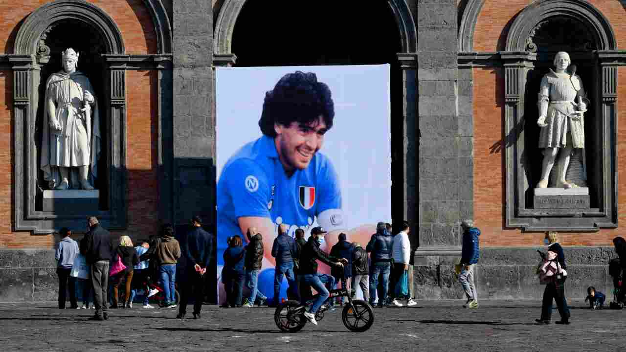 Gigantografia Maradona in piazza Plebiscito: i tifosi del Napoli si daranno appuntamento allo stadio per ricordarlo a poche ore dal suo compleanno