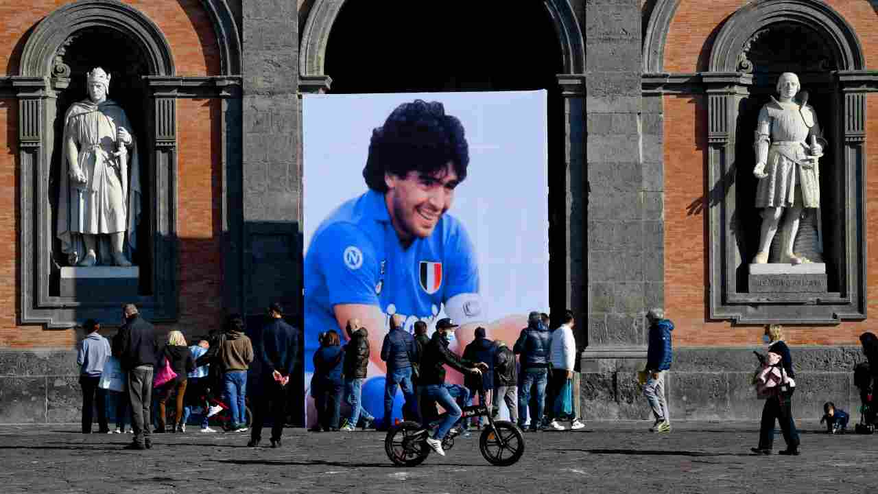Gigantografia Maradona in piazza Plebiscito: il legame tra Napoli e Diego resta forte (
