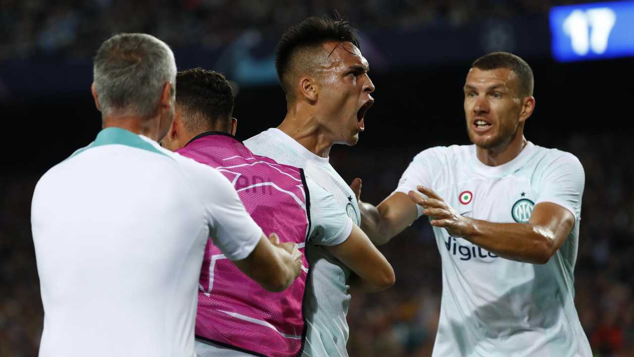 Lautaro e i compagni festeggiano dopo il gol Inter