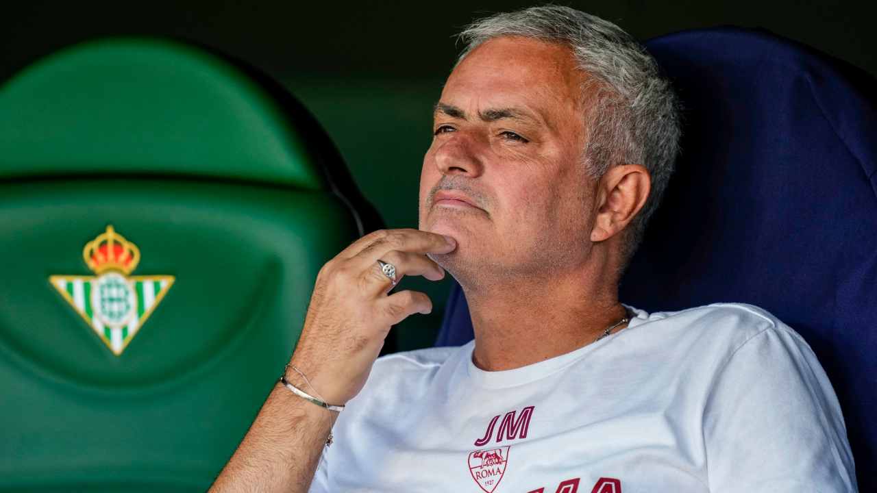 Mourinho pensieroso: il portoghese pensa ad un piano anti Kvaratskhelia