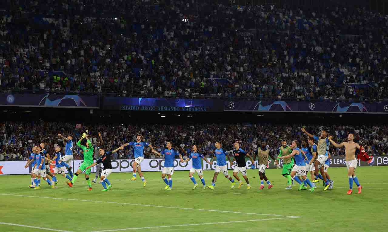 Il Napoli festeggia la vittoria sul Liverpool in casa