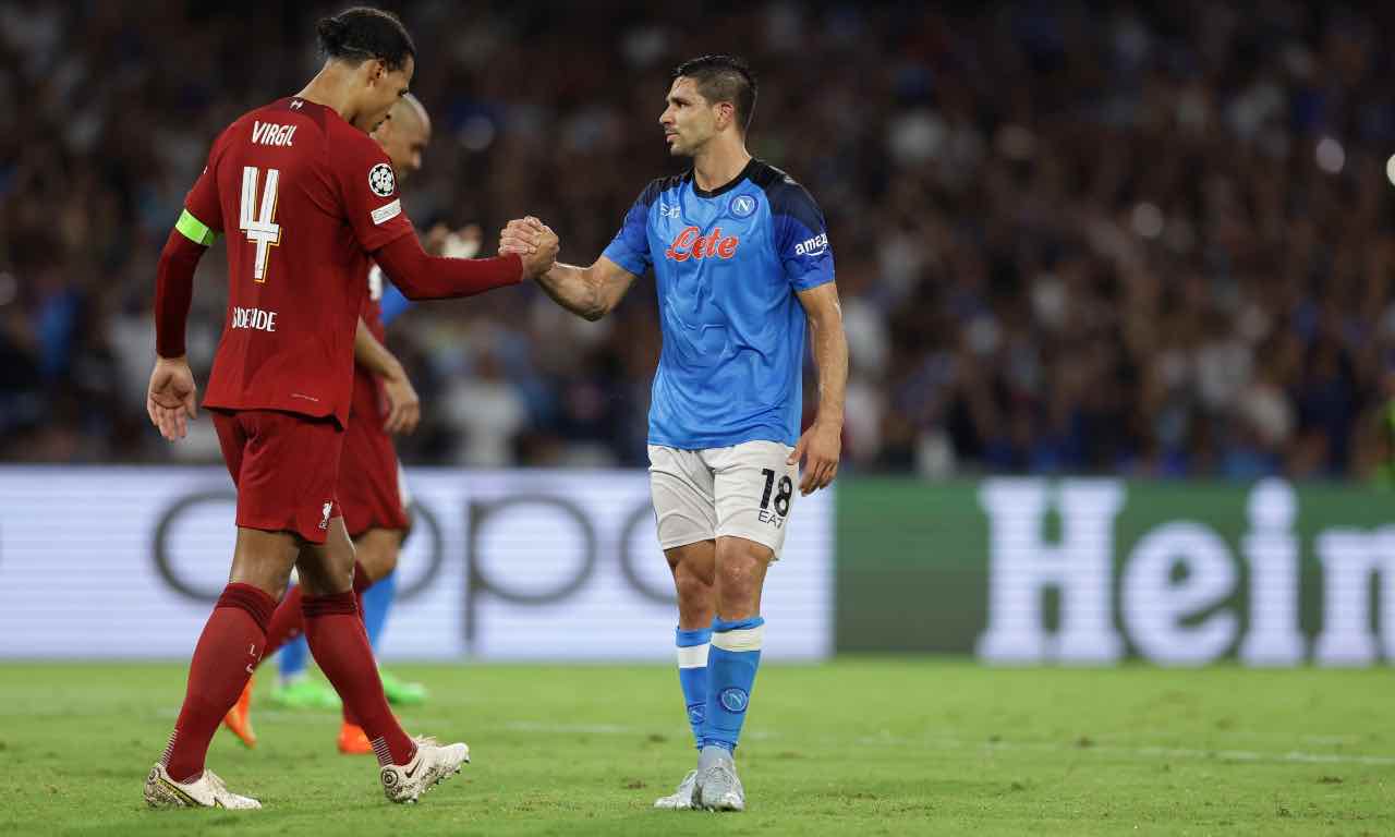 Simeone stringe la mano a van Dijk