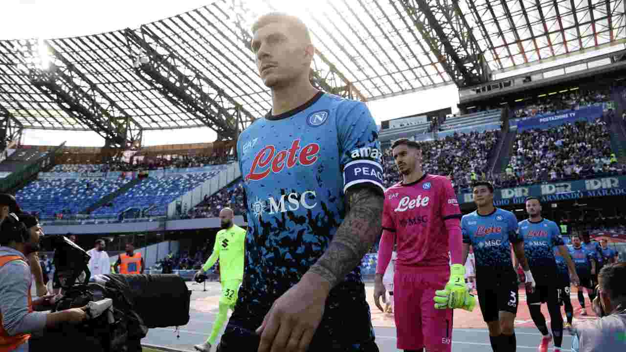 I giocatori entrano in campo Napoli