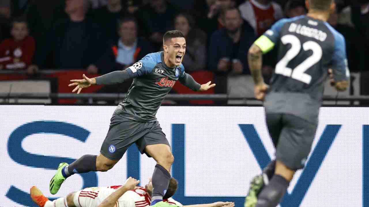 Raspadori esulta nella fantastica serata del Napoli contro l'Ajax, esaltata anche dalla stampa olandese 