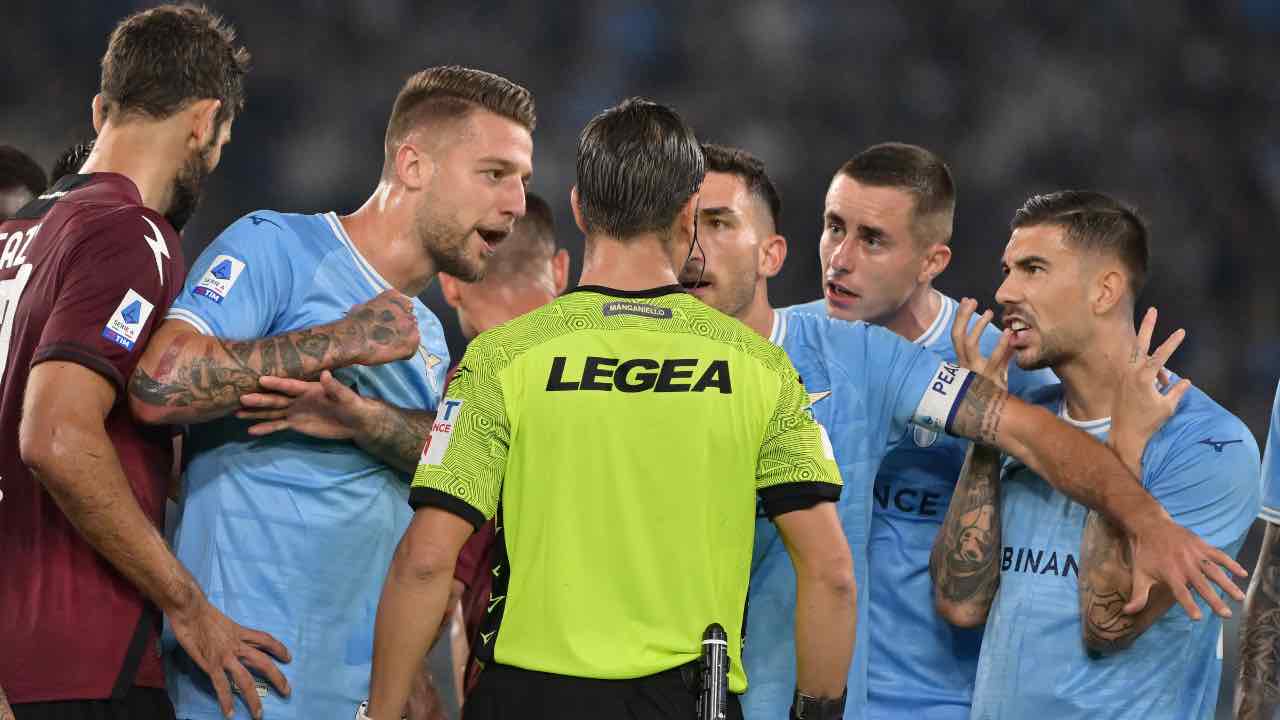 La Lazio si lamenta con l'arbitro 