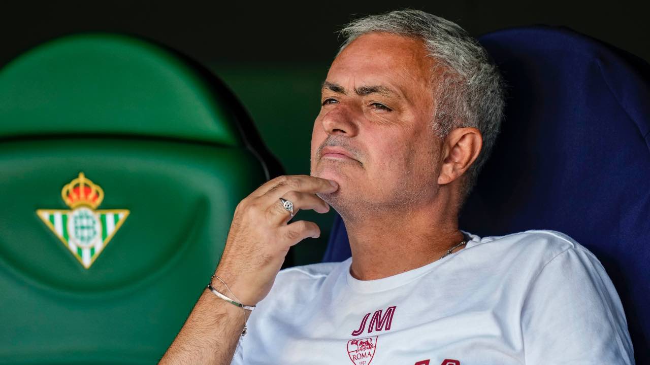 Josè Mourinho pensieroso