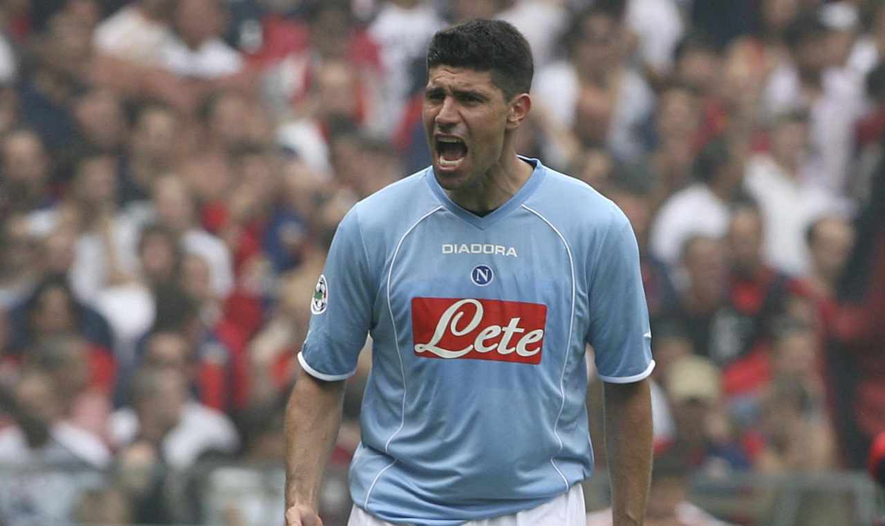 L'ex Napoli Roberto Sosa in campo con la maglia azzurra