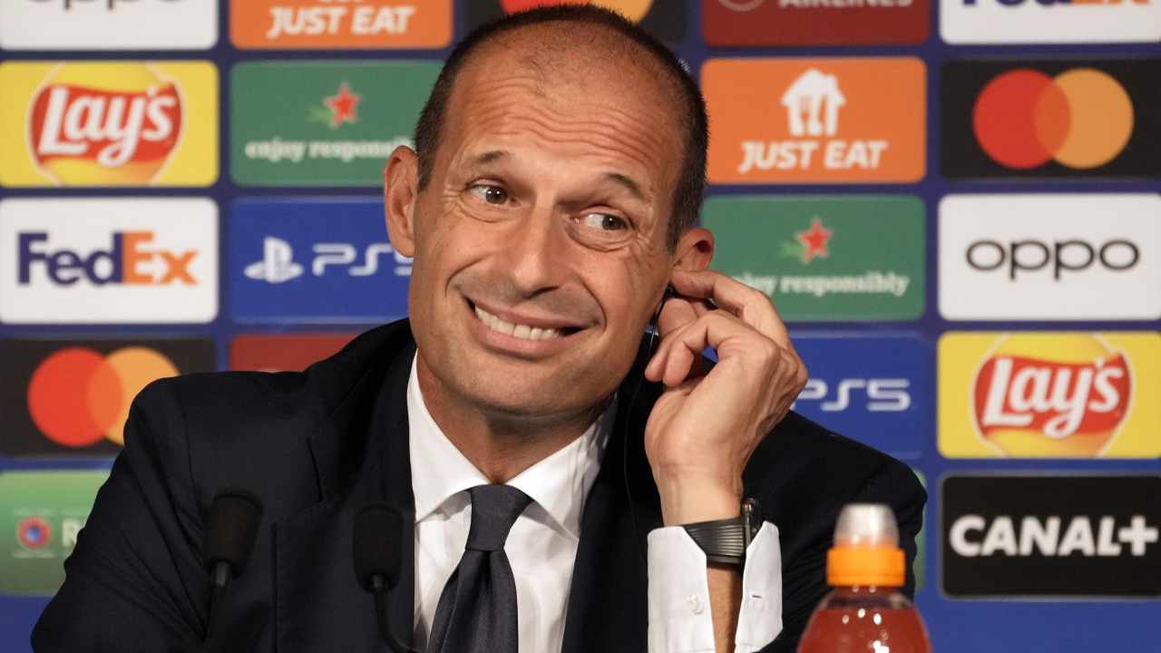 Allegri si tocca l'orecchio