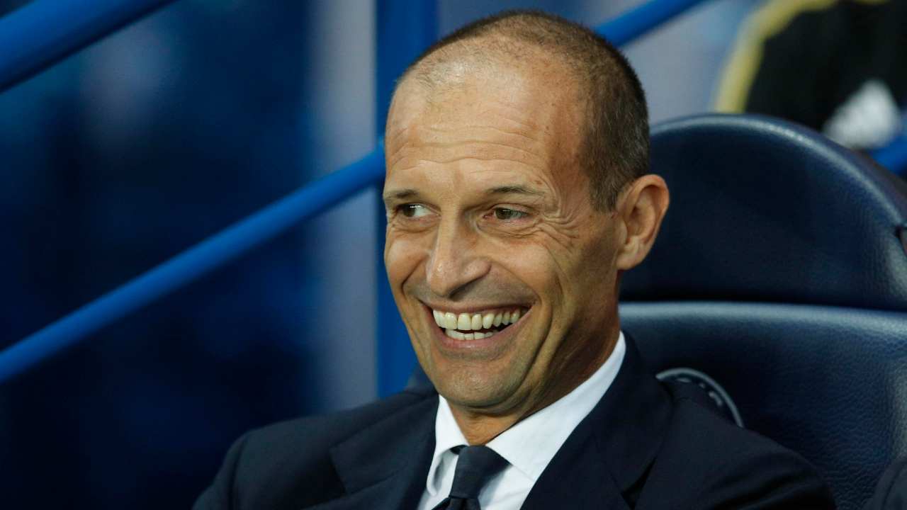 Allegri sorridente per il premio ricevuto dalla Lega di Serie A 