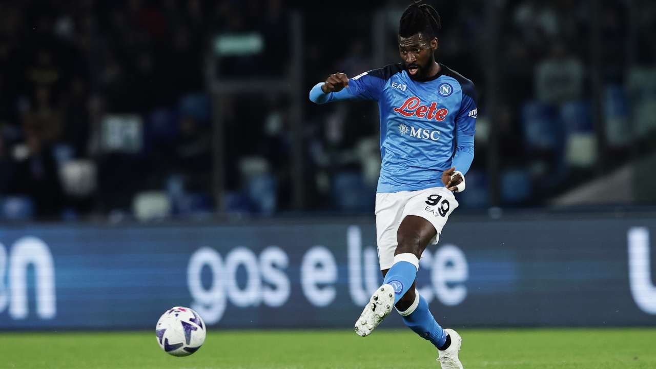 Anguissa calcia il pallone in campo Napoli