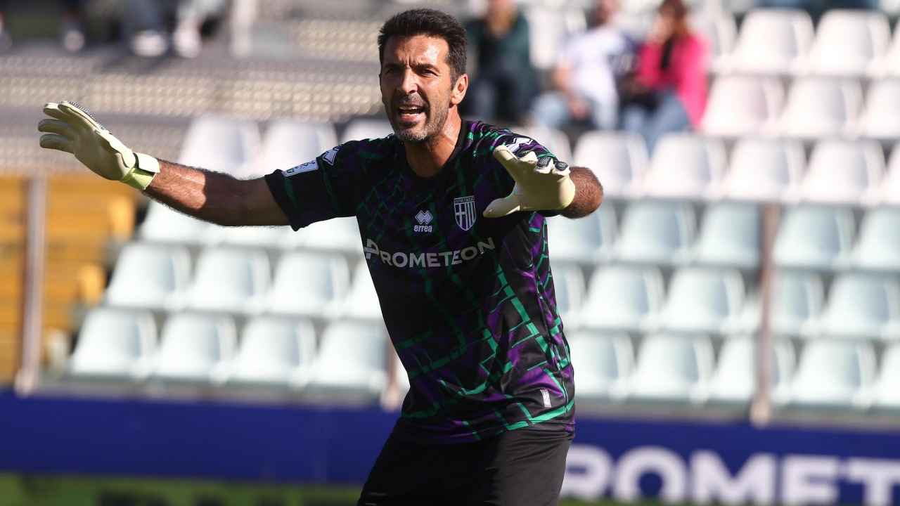 Buffon sul campionato: "Maradona sta dando una mano al Napoli" 