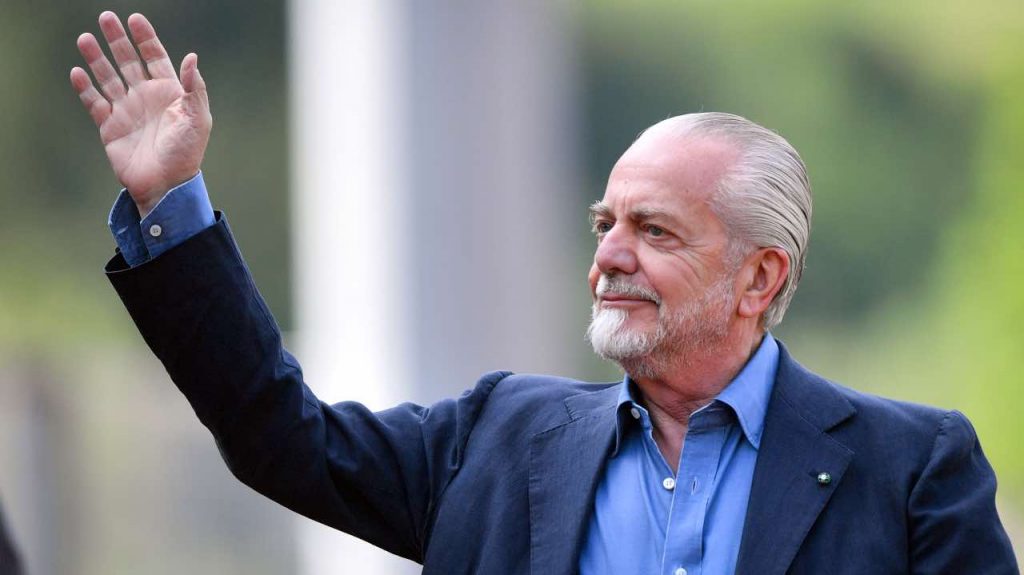 De Laurentiis saluta i tifosi