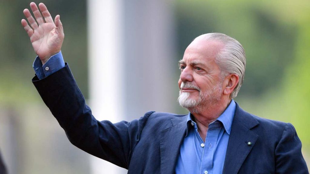 De Laurentiis saluta i tifosi