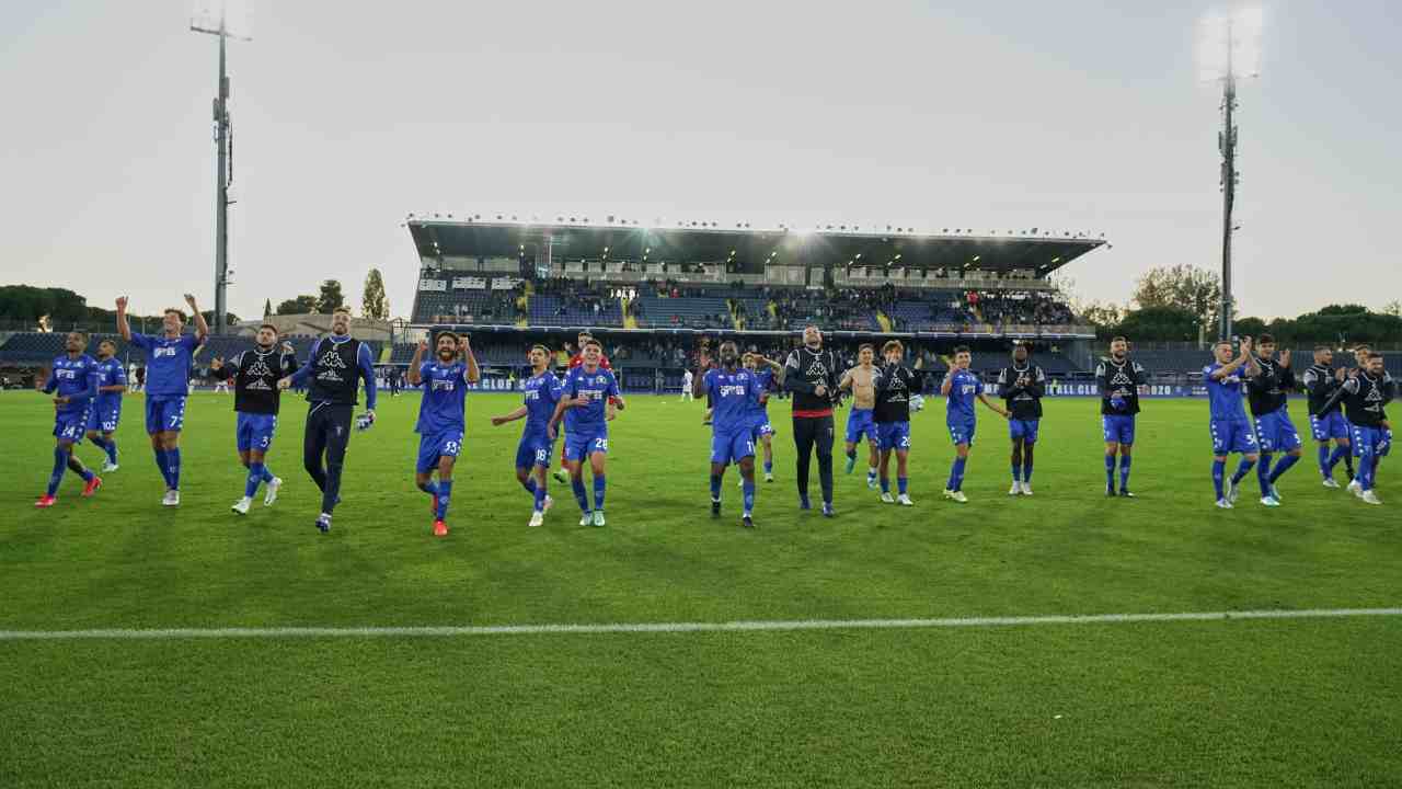 Giocatori dell'Empoli festeggiano dopo la vittoria