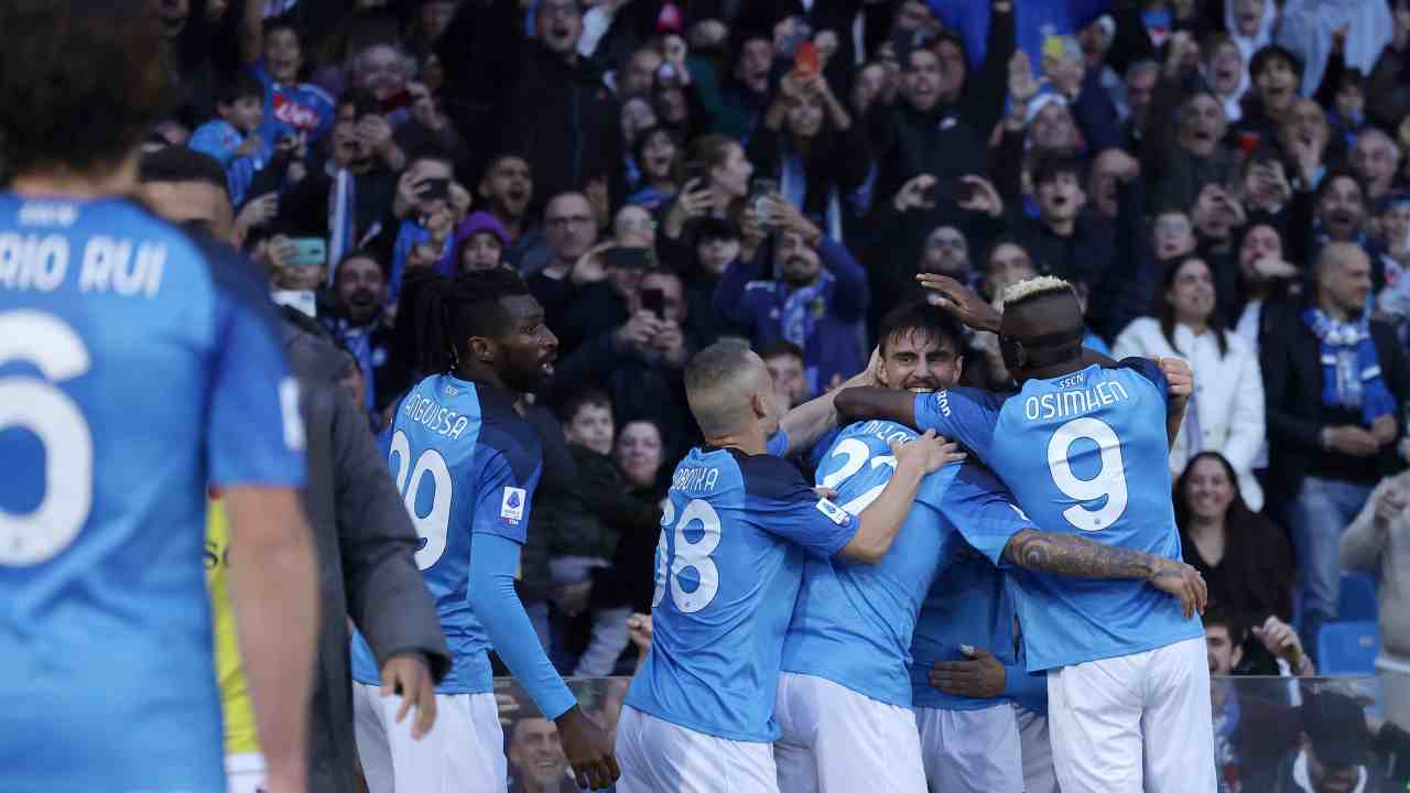 Giocatori del Napoli in festa per la vittoria 