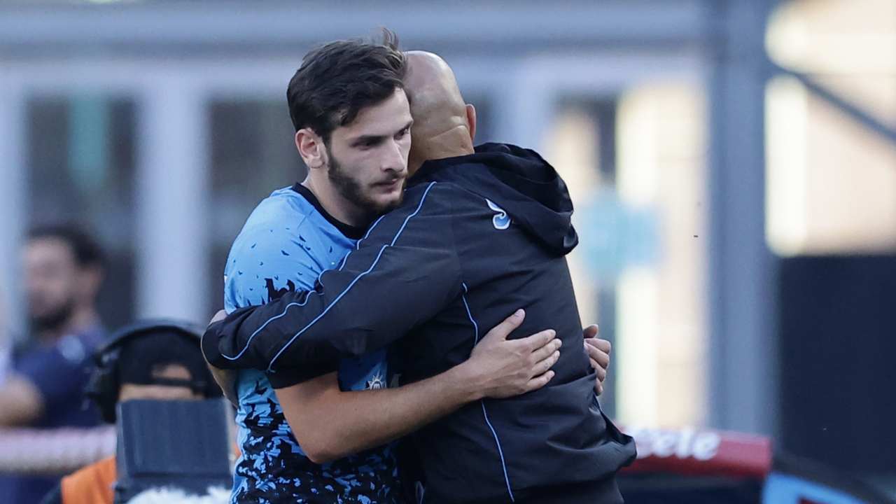 Kvaratskhelia e Spalletti si abbracciano Napoli