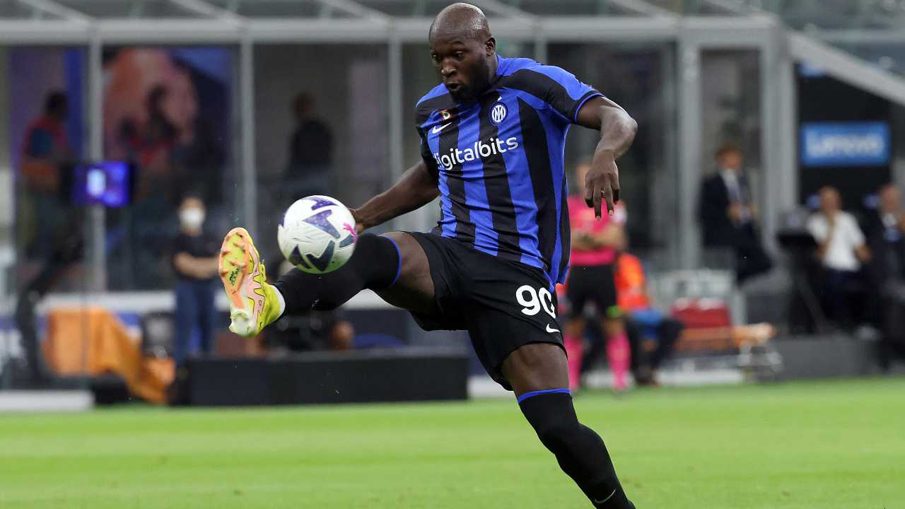 Lukaku aggancia il pallone Inter