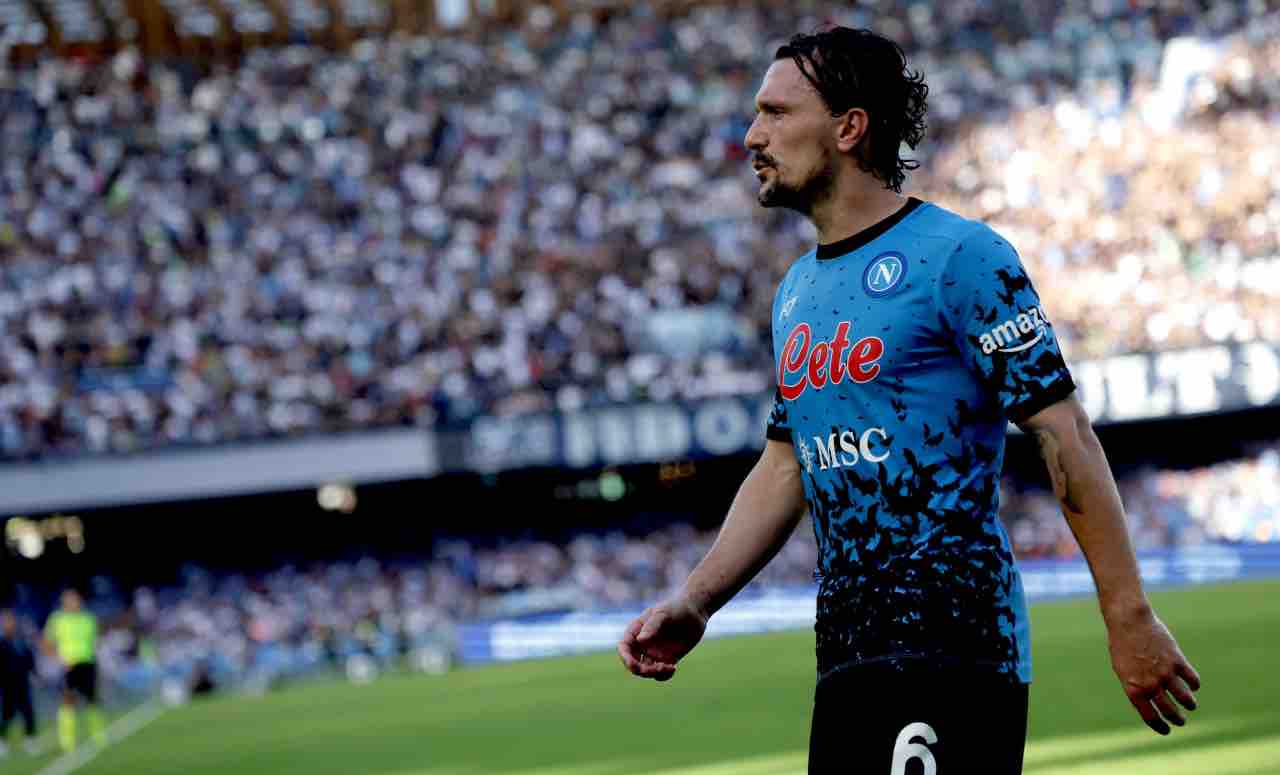 Mario Rui cammina in campo