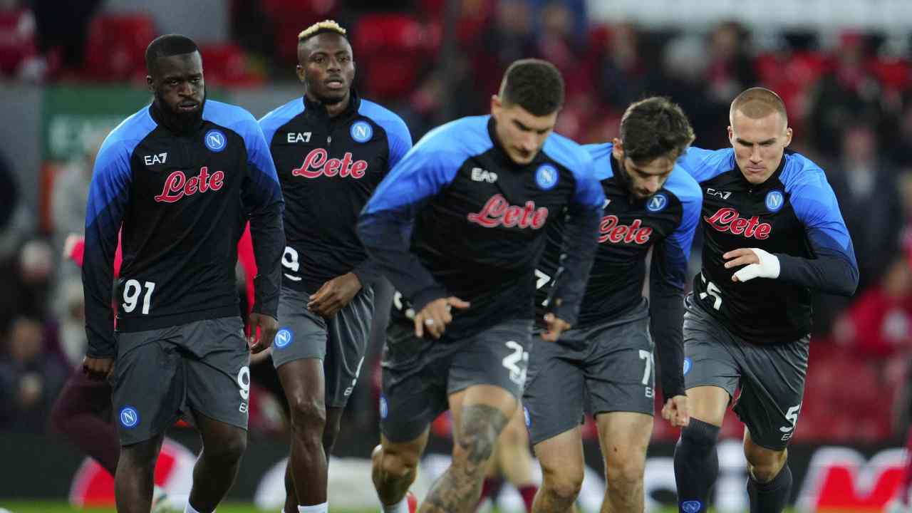 Giocatori del Napoli impegnati nel riscaldamento