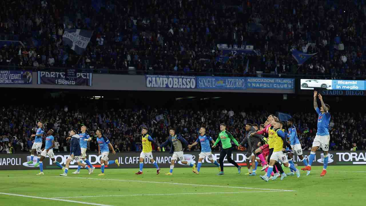 Giocatori del Napoli festeggiano con la curva