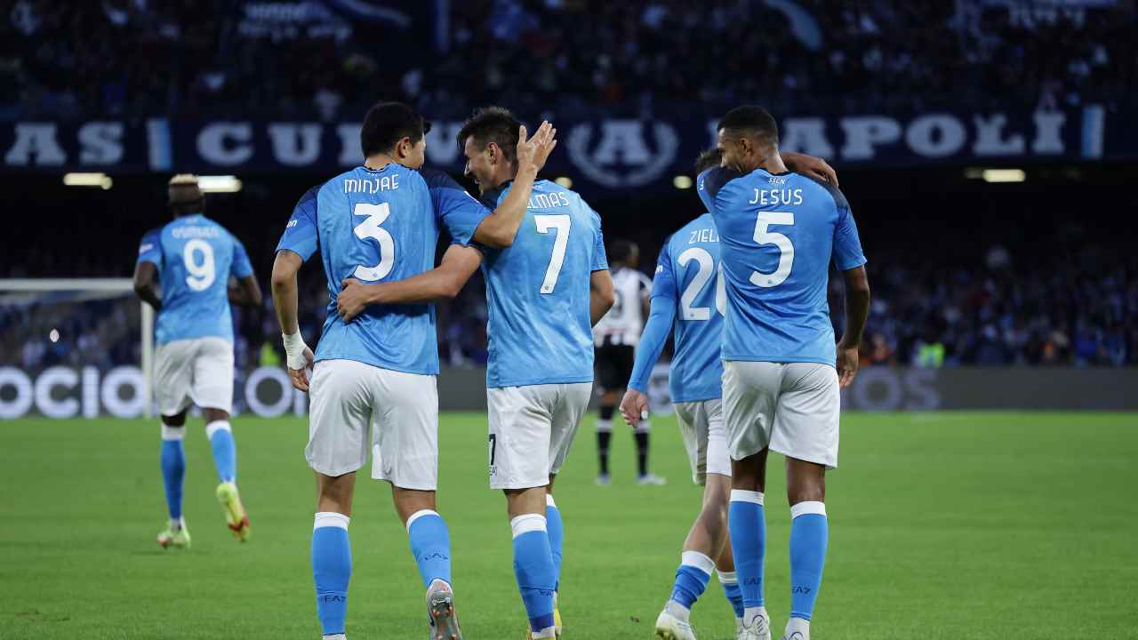 Elmas, Juan Jesus e Kim festeggiano gol Napoli