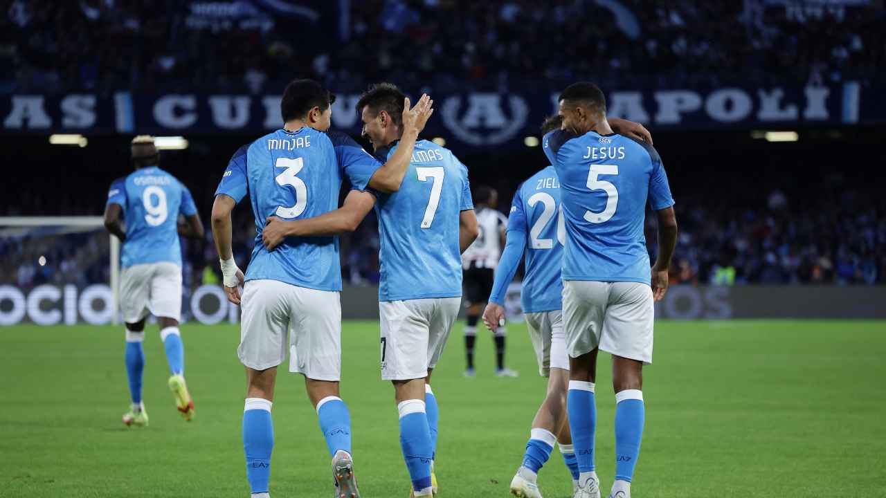 Giocatori del Napoli festeggiano il gol di Eljif Elmas