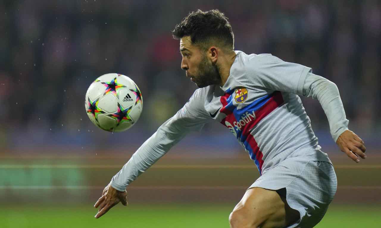 Jordi Alba gioca il pallone