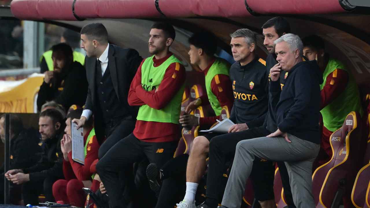 Mourinho in panchina con staff e giocatori Roma