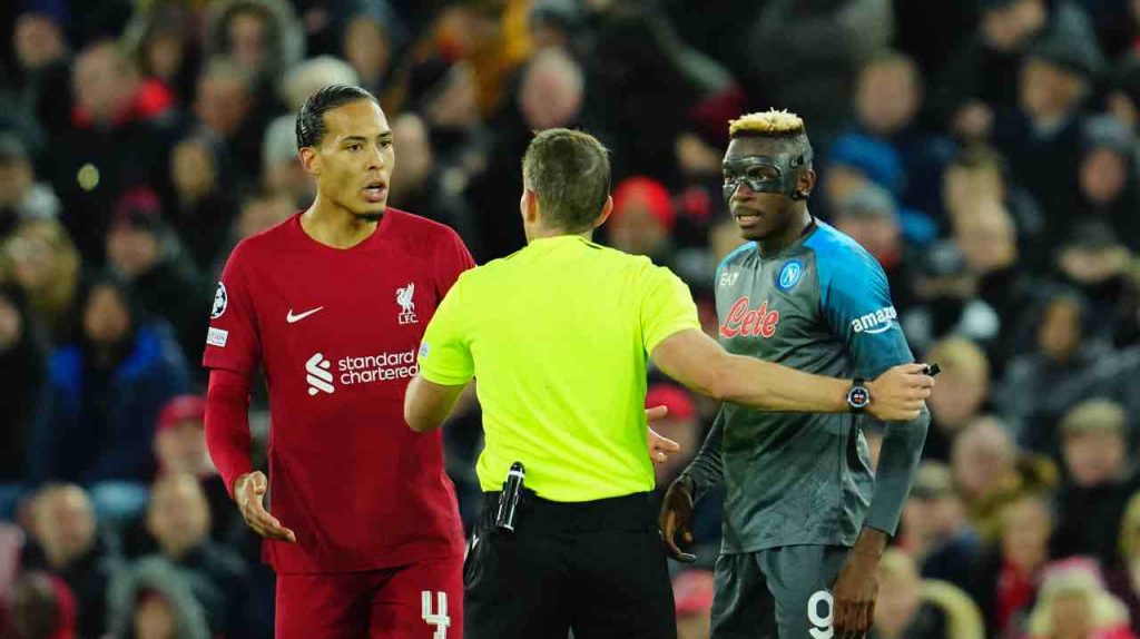 Van Dijk e Osimhen a confronto con l'arbitro