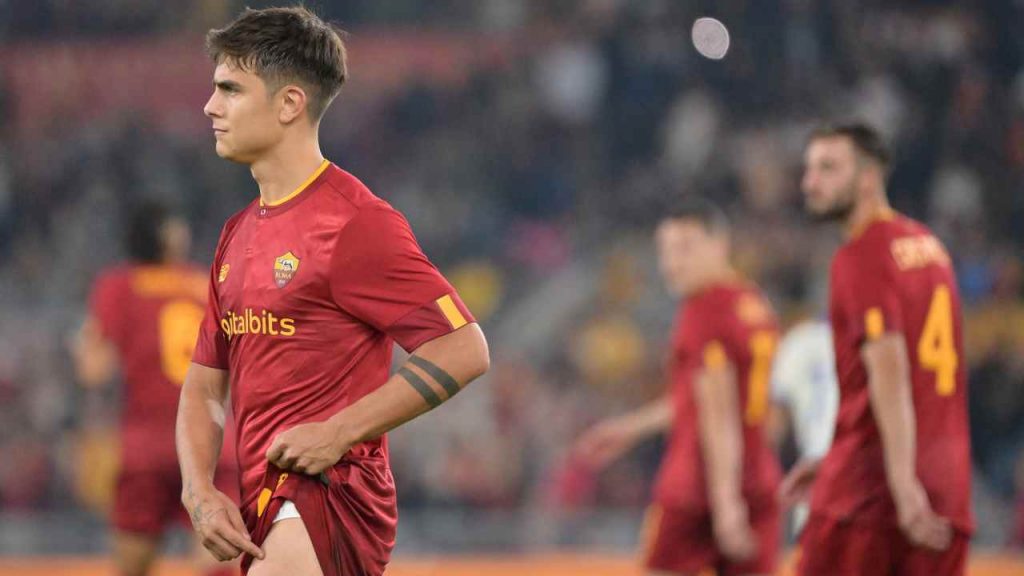 Dybala con la maglia della Roma