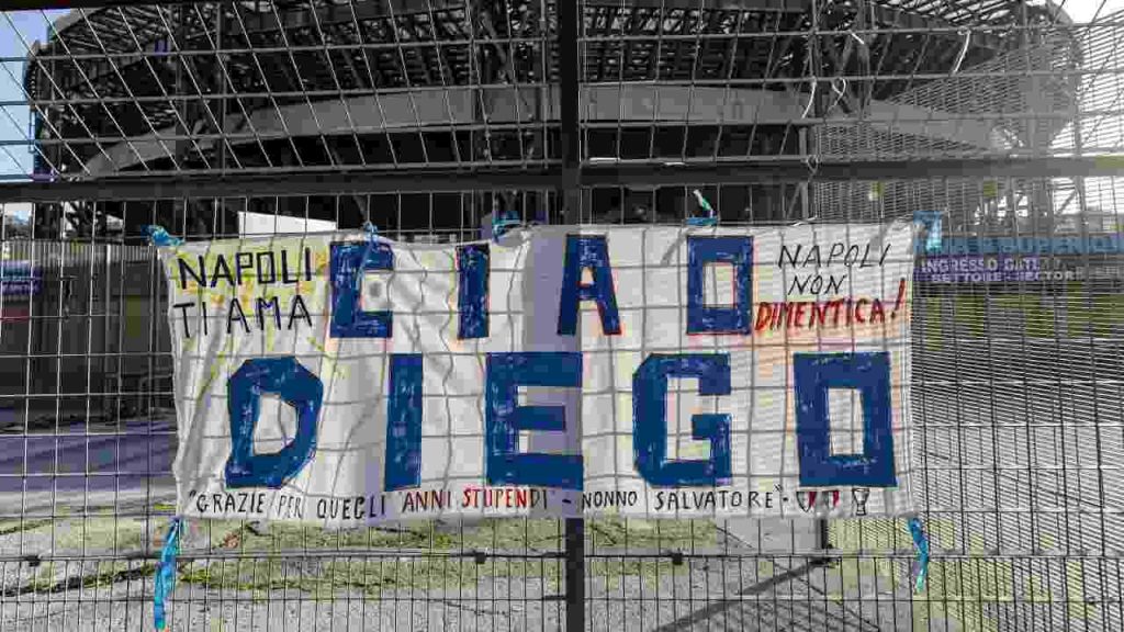 Striscione fuori il Maradona