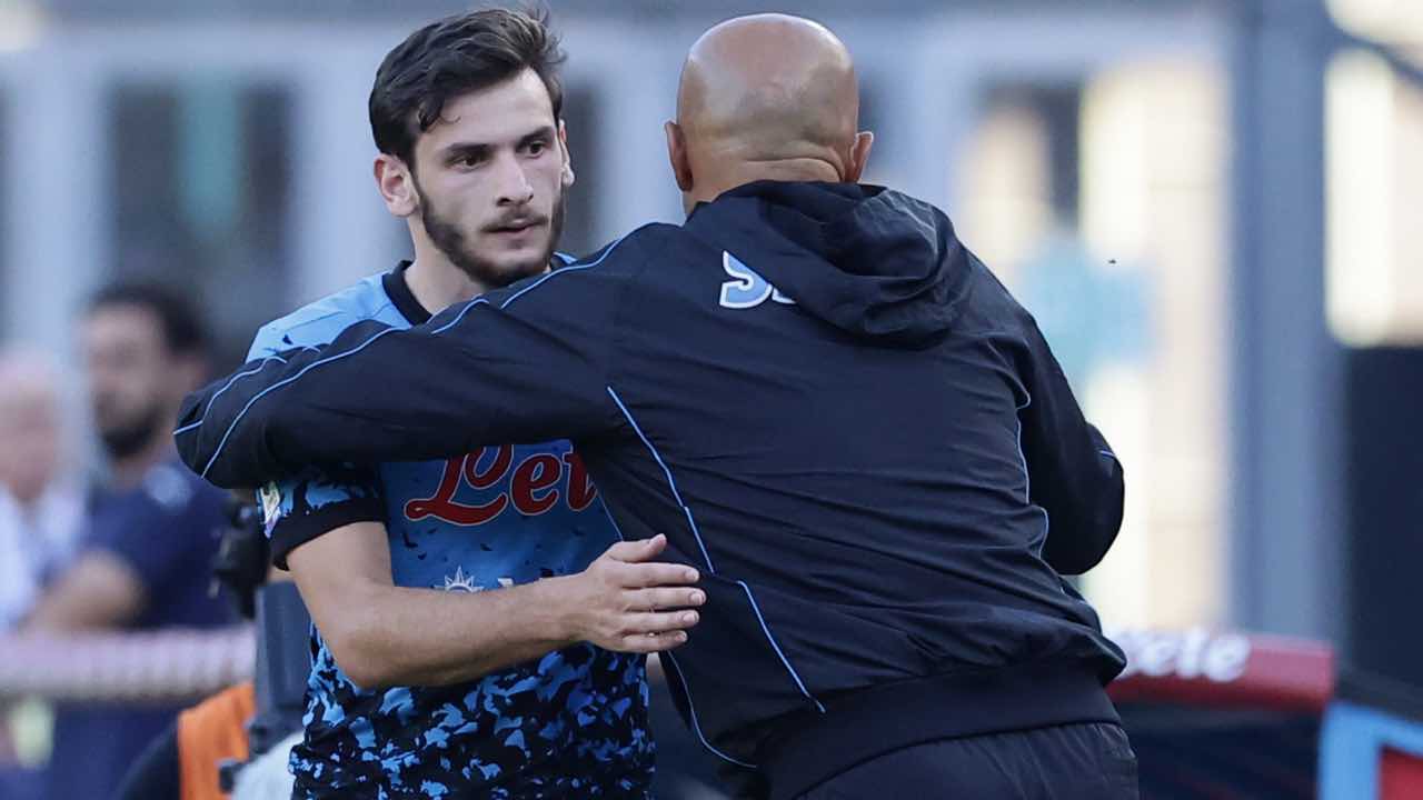 Kvara e Spalletti si abbracciano 