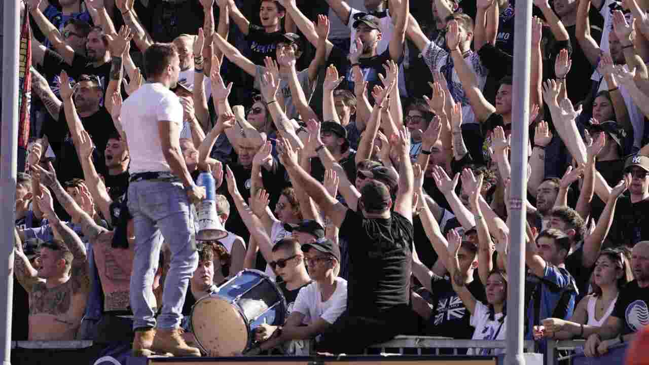 Tifosi dell'Atalanta che cantano