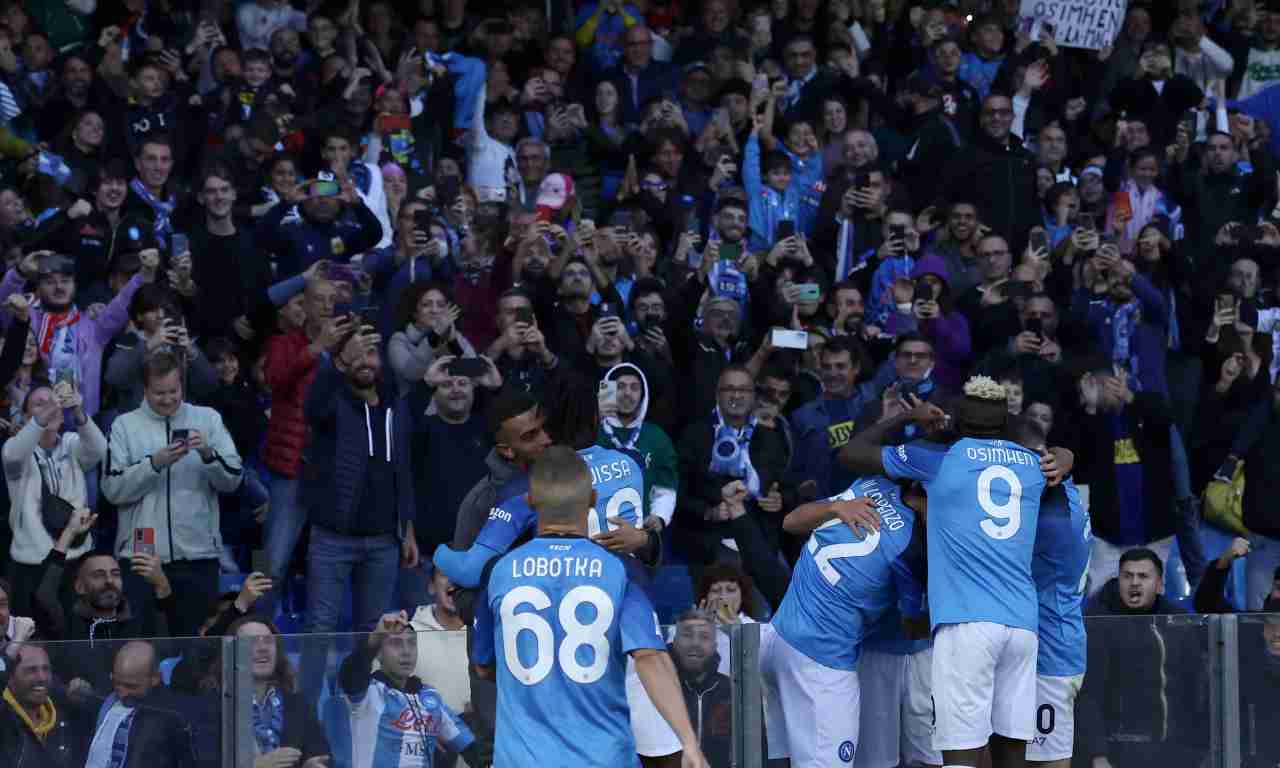 Napoli, i calciatori festeggiano al Maradona con i tifosi