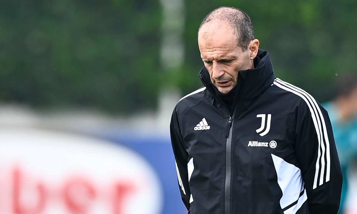 Allegri passeggia pensieroso