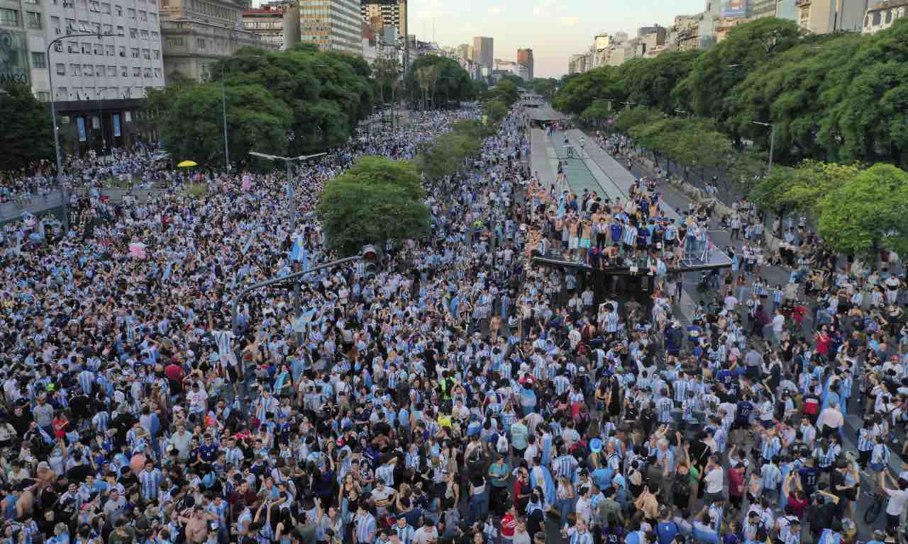 Folla tifosi argentini all'Obelisco 