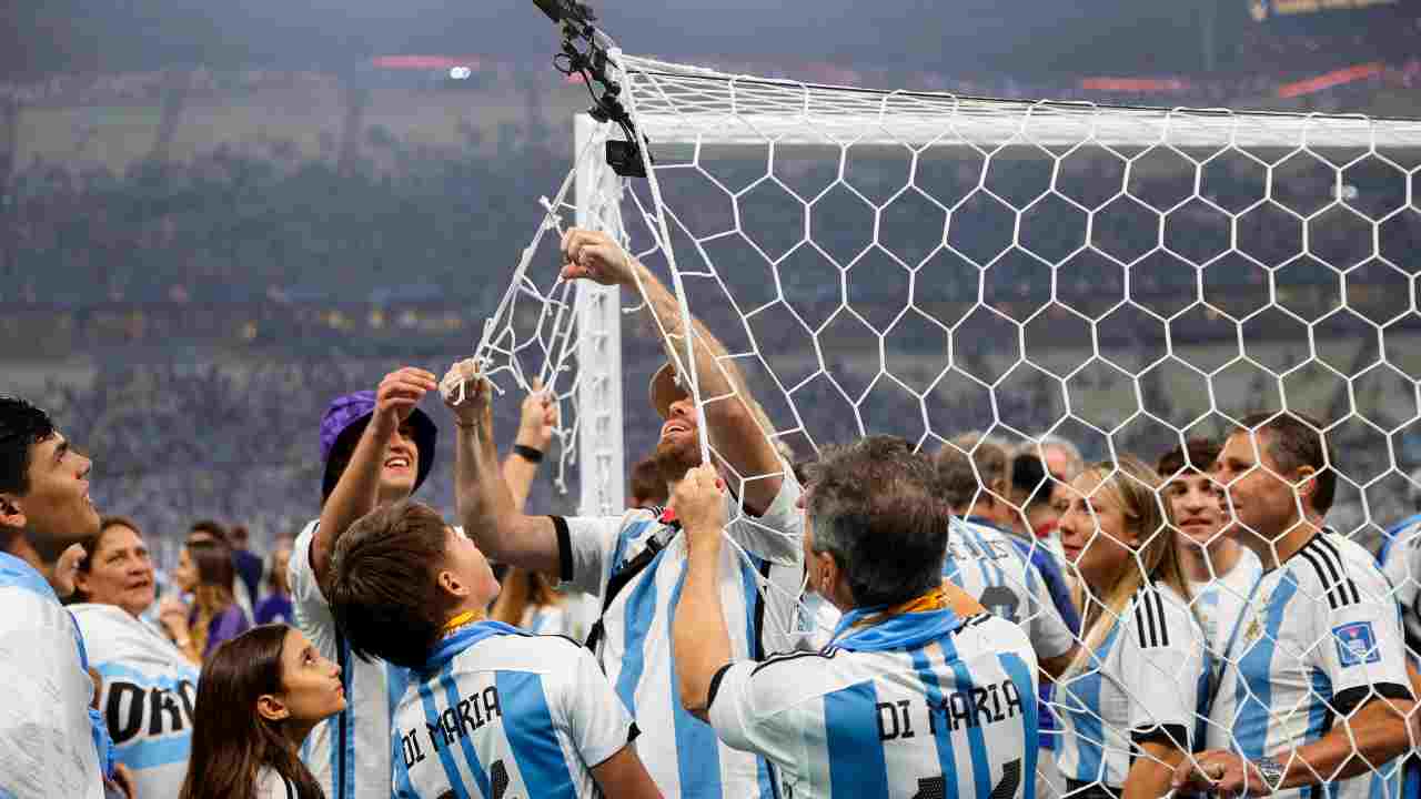 Tifosi Argentina tagliano la rete