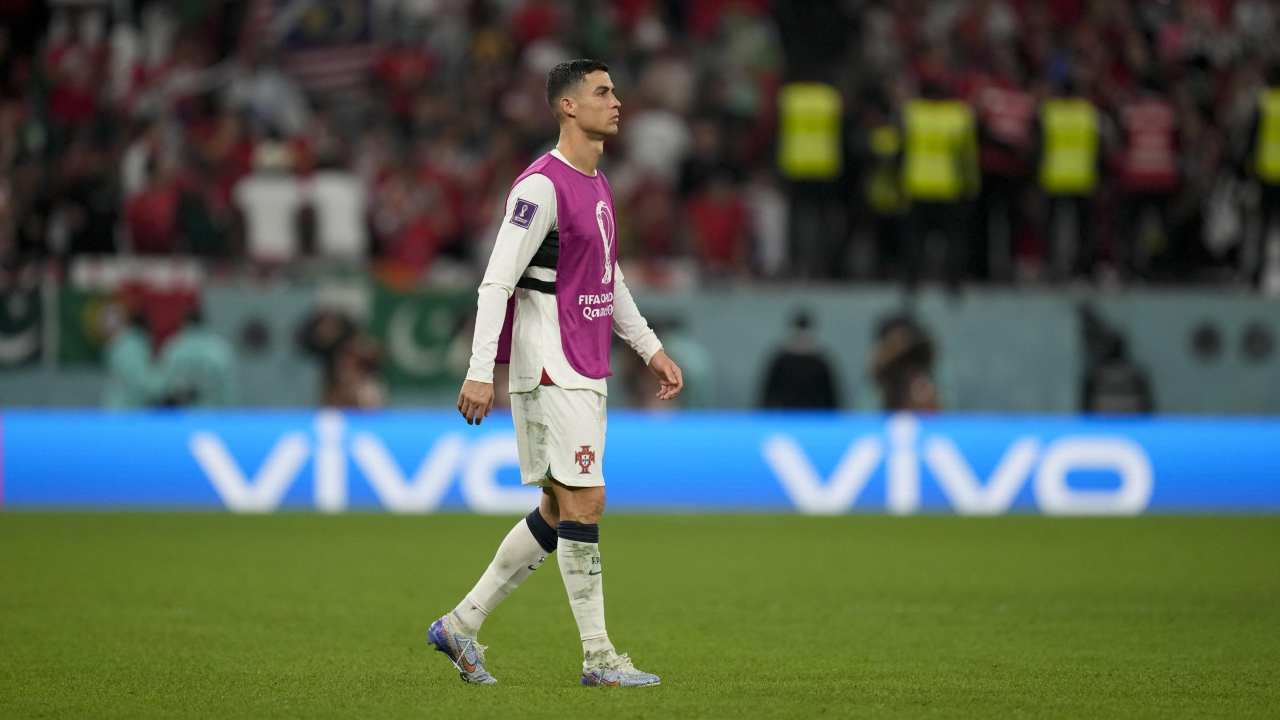 Cristiano Ronaldo in campo prima di iniziare con il Portogallo